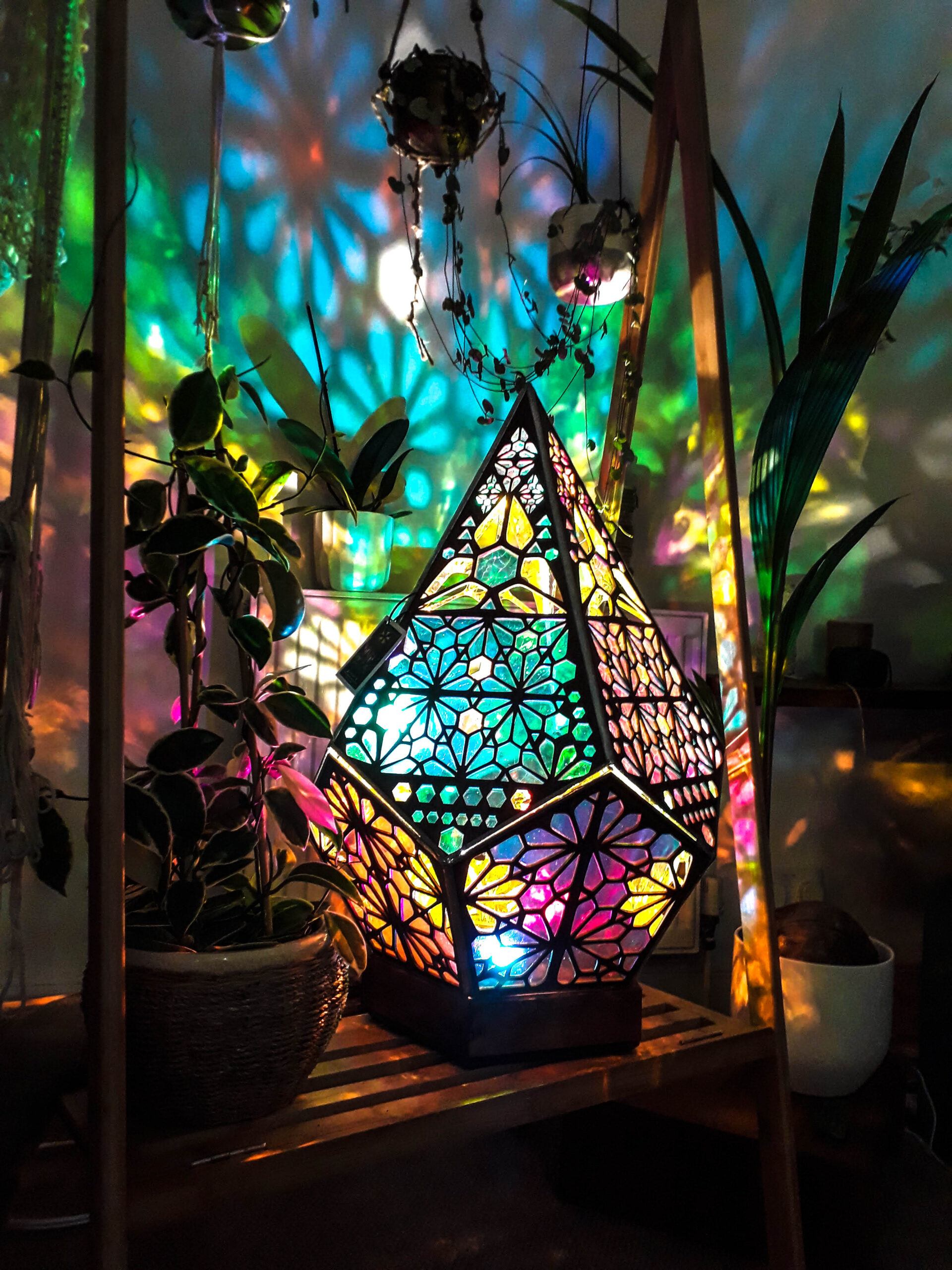 Glass-In-Leaded Style LED Table Lamp - LumiAura